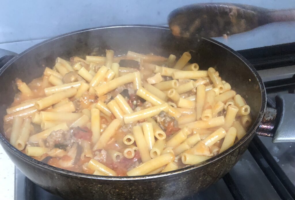 Pasta con salchichas (butifarra)